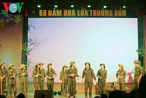 xuc-dong-chuong-trinh-nghe-thuat-50-nam-hoa-lua-truong-bon