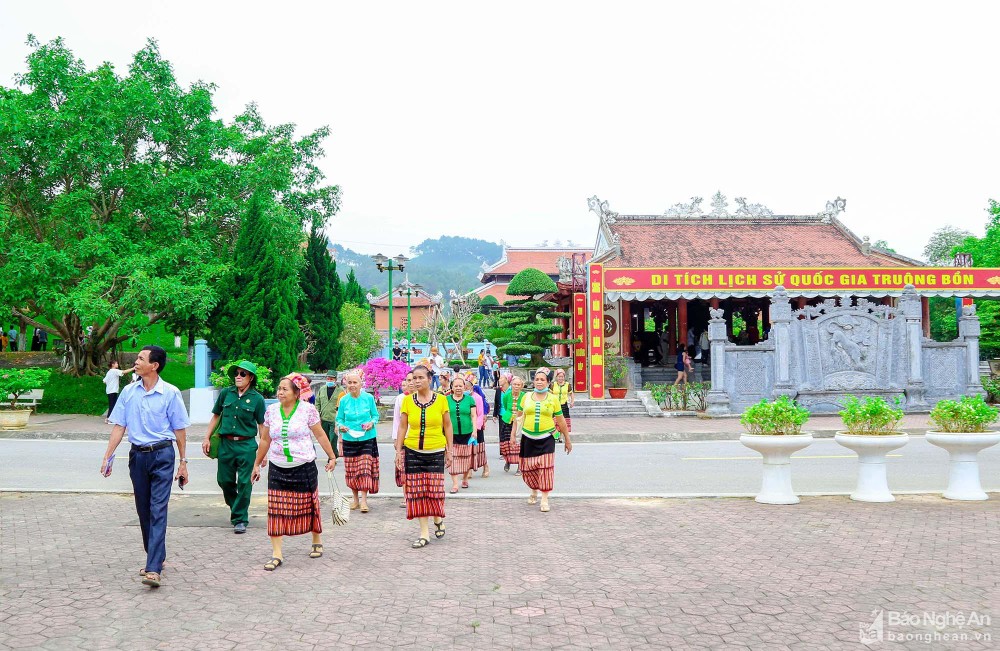 khach-du-lich-chia-se-cam-nhan-khi-ve-voi-truong-bon