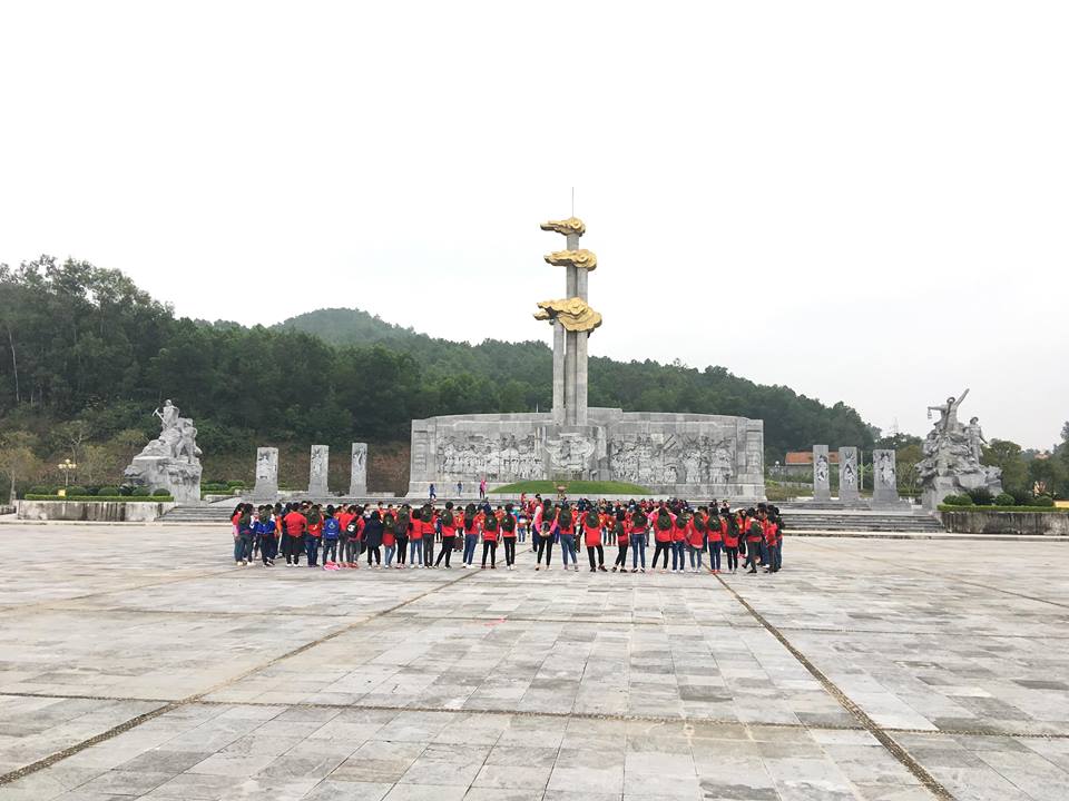 truong-bon-thang-12-hang-ngan-luot-du-khach-hanh-huong-tri-an-cac-ahls
