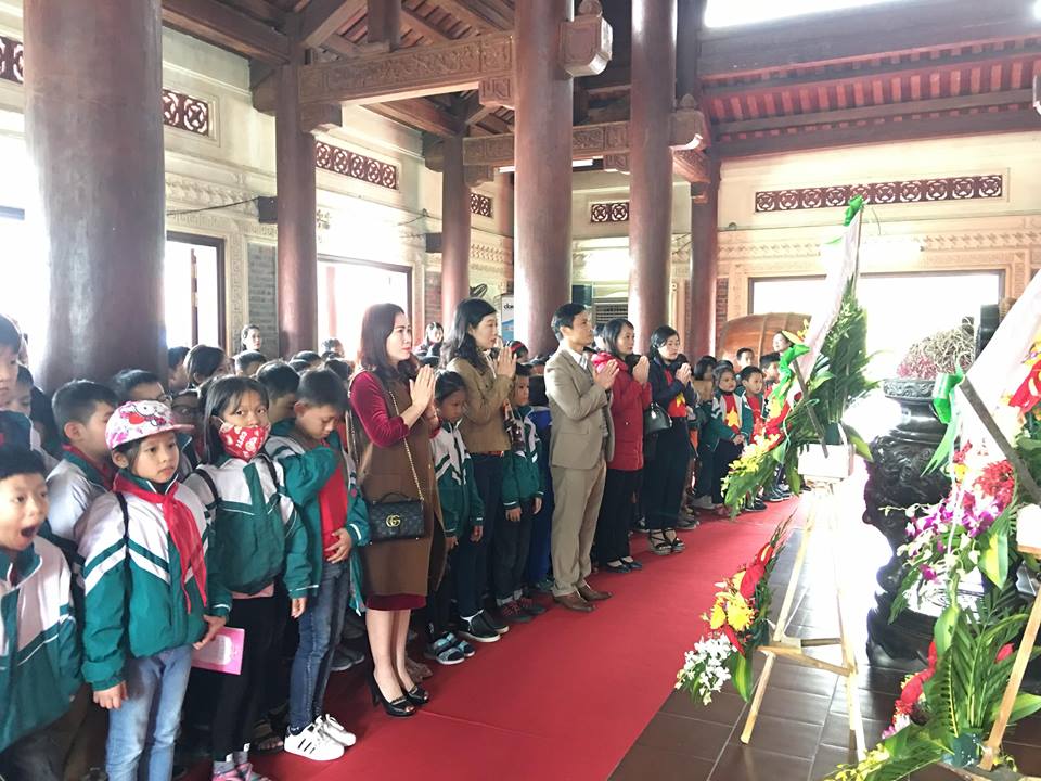 doan-truong-tieu-hoc-hong-son-–-thanh-pho-vinh-ve-tri-an-cac-anh-hung-liet-si-truong-bon