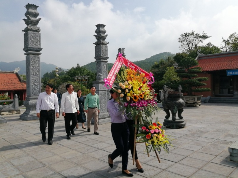 dong-chi-phan-van-mai-uy-vien-tw-dang-pho-bi-thu-thuong-truc-tinh-uy-chu-tich-hdnd-tinh-ben-tre-dang-hoa-dang-huong-tai-khu-di-tich-lich-su-truong-bon