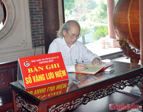 Kết quả hình ảnh cho Chá»§ tá»ch nưá»c ghi sá» và ng lưu niá»m tại Truông Bá»n