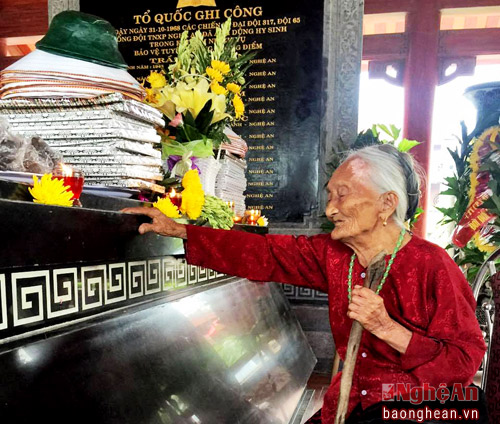 xuc-dong-hinh-anh-me-99-tuoi-vieng-con-tai-truong-bon